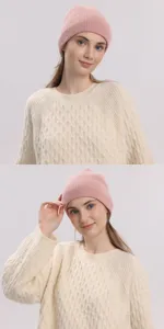 Nahaufnahme der rosa Strickmütze aus Wolle, Detailansicht am Model im Winterstil.