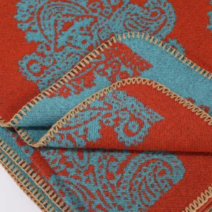 Primer plano detalle de chal de mujer de punto cachemir estilo etnico retro paisley.