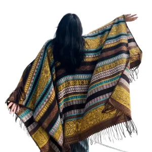 Ethno Stil Fransen Poncho Cape für Damen, warme gestreifte Jacquard Schal, Rückansicht.