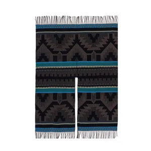 Ethischer Stil gestrickter Poncho Umhang mit Fransen und geometrischem Muster für Damen.