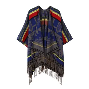 Detailansicht des ethnischen Strickcapes mit Fransen und bunten geometrischen Mustern.