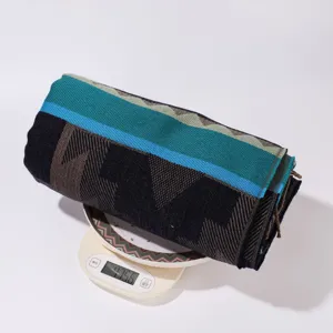Ethno-Stil Retro Strick-Umhang Schal mit geometrischen Streifen und Fransen, ideal für Reisen.