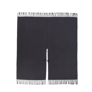 Vue détaillée du élégant cardigan cape à franges pour femmes, avec un design de bouton corne.