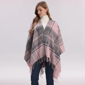Detailweergave vrouwen winter warme ruitjes sjaal poncho franjes ontwerp zachte stof mode.