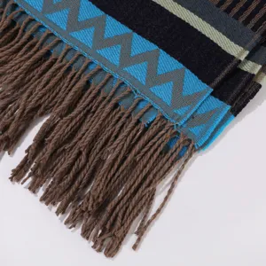 Nahaufnahme Detail des ethnic-Style Strick-Fransenschals, Retro geometrisches Tuch.