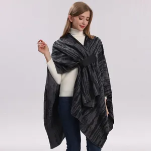 Detailansicht des eleganten Wickelponchos mit Schlitz, weicher warmer Stoff für Herbsttage.