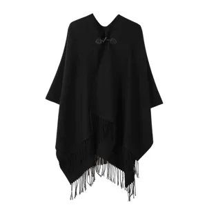 Cape poncho en tricot noir avec franges pour femme, détail élégant col V hiver mode.