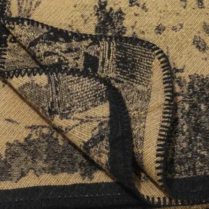 Ethnischer gewebter Schal Detail, schwarz-goldenes Retro-Muster, weiche Winter-Accessoire.