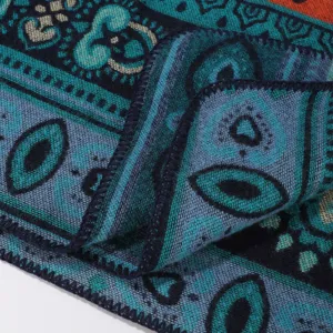 Gros plan de détail d'une écharpe châle chaude d'hiver ethnique à motif, texture fine.