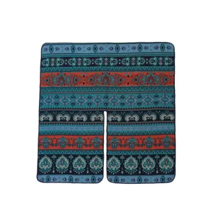 Détail de cape fendue ethnique aux motifs géométriques tissés et aux couleurs vives.