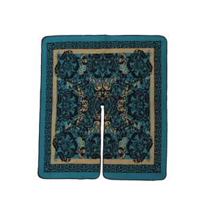 Detailansicht des ethnischen Jacquard-Strickumhangs mit filigranen Mustern und Textur.
