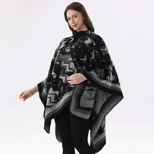 Detailansicht des ethnischen geometrischen Strickcapes und Schals mit feiner Textur und Stil.