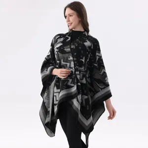 Ethischer Strick-Poncho für Damen, schwarz-graues geometrisches Muster, gemütlicher warmer Umhang.