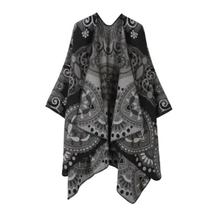 Primer plano del chal poncho de punto jacquard vintage, mostrando finos patrones grises y negros.