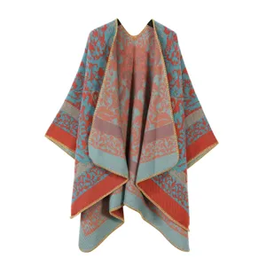 Ethischer Strick Jacquard Umhang Detail, lebhaftes rot blaues geometrisches Muster Schal.