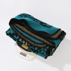 Detailaufnahme des ethnischen Strick-Jacquard-Schals mit Gewicht auf digitaler Waage.