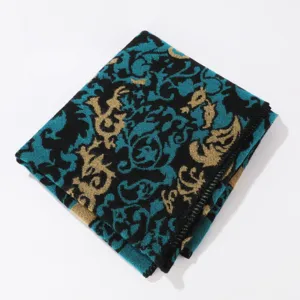 Detailaufnahme des gewebten Jacquard Schals im Ethnostil, blau, schwarz, gold, feine Textur.