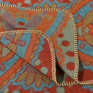 Vista detallada de la bufanda jacquard gruesa con patron vintage y costuras de borde fino.
