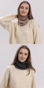 Detailansicht weicher Strick-Halswärmer in Camel und Grau, getragen von Model im Pullover.