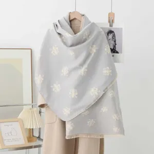 Eleganter doppelseitiger Jacquard-Schal und Schal für Damen, ideal für Herbst und Winter.