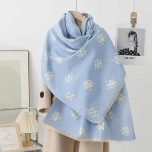 Detailansicht des warmen Winter-Jacquard-Schals, blauer Vintage-Schal mit Fransen.