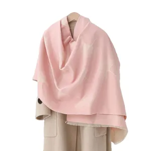 Schicker rosa Winterschal mit elegantem Ginkgoblatt-Jaquardmuster. Warm und kuschelig.