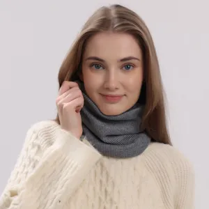 Kuscheliger grauer Strick Halswärmer für den Winter, dicker gefütterter Wintersnood.