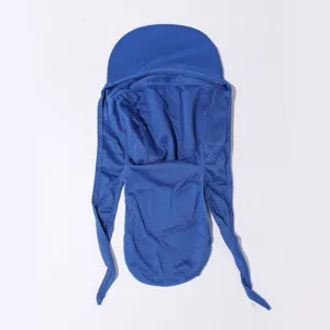Gros plan sur la doublure de casque de cyclisme bleue respirante, tissu à séchage rapide et protège-nuque.
