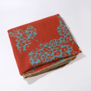 Primer plano de detalles de bufanda de punto estilo retro, patrón rojo y azul invierno.