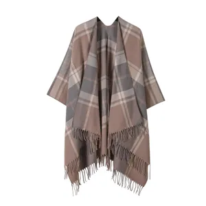 Gezellige ruitjes cape sjaal met franjes zoom, warme stijlvolle bovenkleding voor dames.
