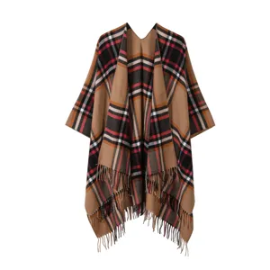 Klassieke Schotse ruit dames poncho cape detailweergave, stijlvolle winterse bovenkleding.