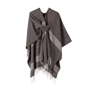 Detailansicht Damen Strick Schal, warmer Umhang mit Bindegürtel und weichen Fransen.