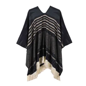 Gestrickter ethnischer Pulli Poncho Cape mit geometrischen Streifen und Fransensaum.