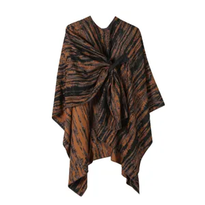 Details zum Damen Strick Poncho Cape, stylischer Schal mit Seitenschlitz für kalte Tage.