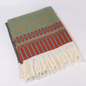 Detailaufnahme des ethnischen Strickschals mit geometrischem Muster und Fransen, gemütlich.