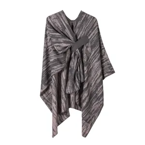 Nahaufnahme des Damen Strick Schals mit seitlicher Bindung und elegantem Detail im Herbst.