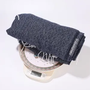 Detailansicht des dicken blauen Winterschals, auf der Küchenwaage mit 525g gewogen.