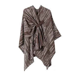 Detailaufnahme des braunen Damen Strick-Schal-Capes mit seitlicher Bindung und Muster.