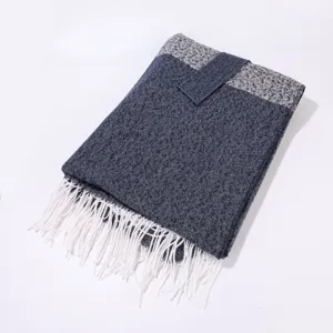 Detailansicht eines eleganten dunkelblauen Damenschals mit weißer Franse und praktischem Riemen.