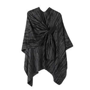 Dunkelgraues Strick-Cape Detail mit einzigartigem seitlichem Knoten und eleganter Textur.