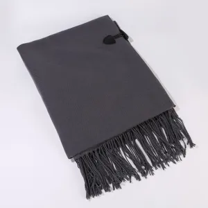 Cape écharpe à franges en tricot gris foncé avec bouton de fermeture élégante automne et hiver.