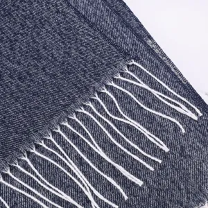 Nahaufnahme Detail von dunkelblauen gewebten Damen Fransen Schal Schals mit Fransen.