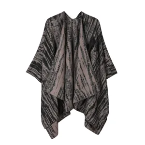 Detailansicht des offenen Damen Umhang Schals mit abstraktem gestreiftem Muster-Design.