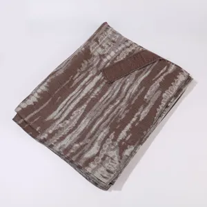Stilisierter brauner gemusterter Schal mit Riemendesign für Damen im Frühling und Herbst.