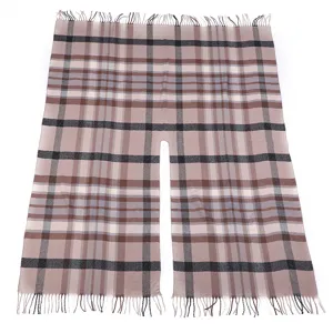 Klassischer karierter Cape-Schal mit Fransen, verdickter warmer Poncho im Detail.