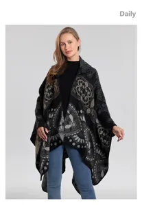 Detailansicht des Retro Kapuzenponchos mit Jacquard Muster, perfekt fuer die kalte Jahreszeit.