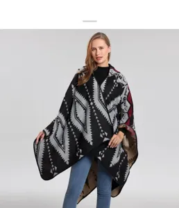 Detalle de poncho con capucha geometrico, bufanda de otono invierno comoda, capa con estilo.