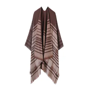 Vista detallada del poncho capa abierto delantero a cuadros rayas retro para mujer.