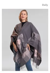 Detailansicht der stilvollen Damen Fransen Cape, grau rosa kariert, weiches Kaschmirgefühl.