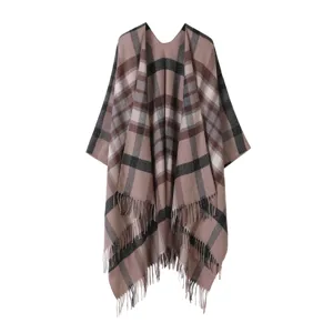 Klassischer Karos Schal Poncho mit Fransen, stilvoller warmer Damen Umhang Wintermode.